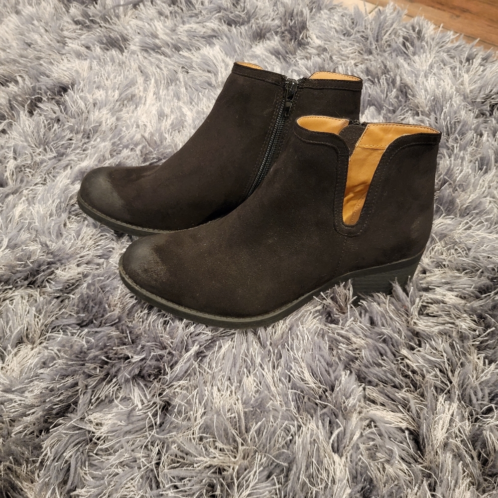 Qupid distressed faux suede ankle bootie 7.5